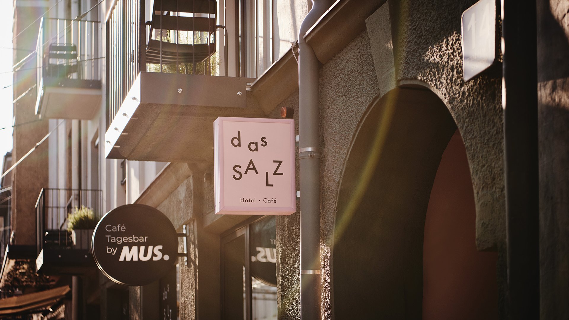 das Salz Fassade Leuchtschild